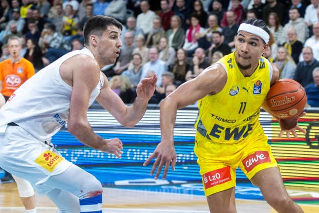 Oldenburg, Lower Saxony, DEU, 10 01 2026, Nicholas Tischler right, EWE Baskets Oldenburg and Jure Planinic left, Syntainics MBC EWE Baskets Oldenburg vs Syntainics MBC Basketball 1 Basketball Bundesliga Season 2025 2026, Matchday 15, Grosse EWE Arena EWE Baskets Oldenburg vs Syntainics MBC www.andreas-burmann.de