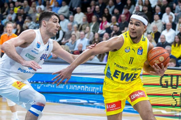 Oldenburg, Lower Saxony, DEU, 10 01 2026, Nicholas Tischler right, EWE Baskets Oldenburg and Jure Planinic left, Syntainics MBC EWE Baskets Oldenburg vs Syntainics MBC Basketball 1 Basketball Bundesliga Season 2025 2026, Matchday 15, Grosse EWE Arena EWE Baskets Oldenburg vs Syntainics MBC www.andreas-burmann.de