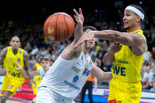 Oldenburg, Lower Saxony, DEU, 10 01 2026, Nicholas Tischler right, EWE Baskets Oldenburg and Jure Planinic left, Syntainics MBC EWE Baskets Oldenburg vs Syntainics MBC Basketball 1 Basketball Bundesliga Season 2025 2026, Matchday 15, Grosse EWE Arena EWE Baskets Oldenburg vs Syntainics MBC www.andreas-burmann.de