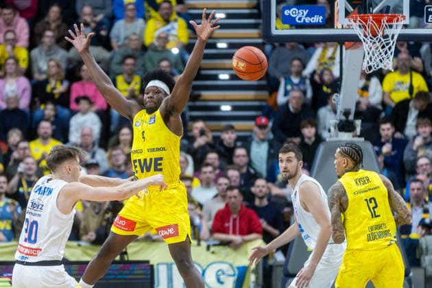 Oldenburg, Lower Saxony, DEU, 10 01 2026, Perttu Blomgren left, Syntainics MBC and Brian Fobbs center, EWE Baskets Oldenburg EWE Baskets Oldenburg vs Syntainics MBC Basketball 1 Basketball Bundesliga Season 2025 2026, Matchday 15, Grosse EWE Arena EWE Baskets Oldenburg vs Syntainics MBC www.andreas-burmann.de