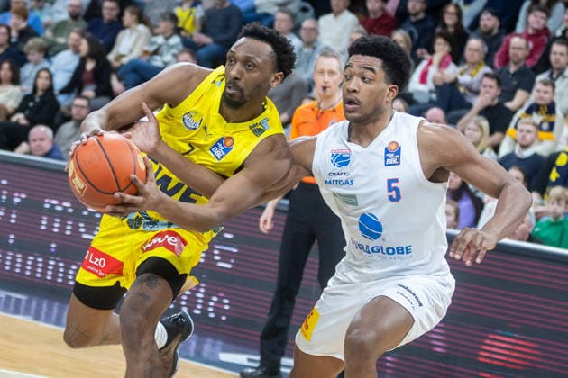 Oldenburg, Lower Saxony, DEU, 10 01 2026, Dakarai Tucker left, EWE Baskets Oldenburg and Marcus Foster right, Syntainics MBC EWE Baskets Oldenburg vs Syntainics MBC Basketball 1 Basketball Bundesliga Season 2025 2026, Matchday 15, Grosse EWE Arena EWE Baskets Oldenburg vs Syntainics MBC www.andreas-burmann.de