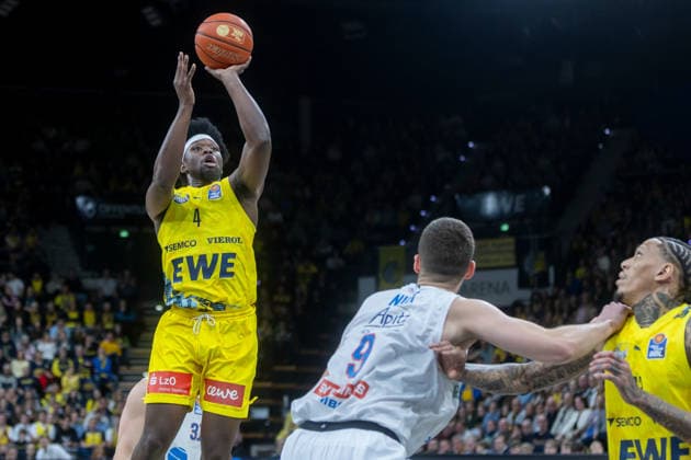 Oldenburg, Lower Saxony, DEU, 10 01 2026, Brian Fobbs left, EWE Baskets Oldenburg EWE Baskets Oldenburg vs Syntainics MBC Basketball 1 Basketball Bundesliga Season 2025 2026, Matchday 15, Grosse EWE Arena EWE Baskets Oldenburg vs Syntainics MBC www.andreas-burmann.de