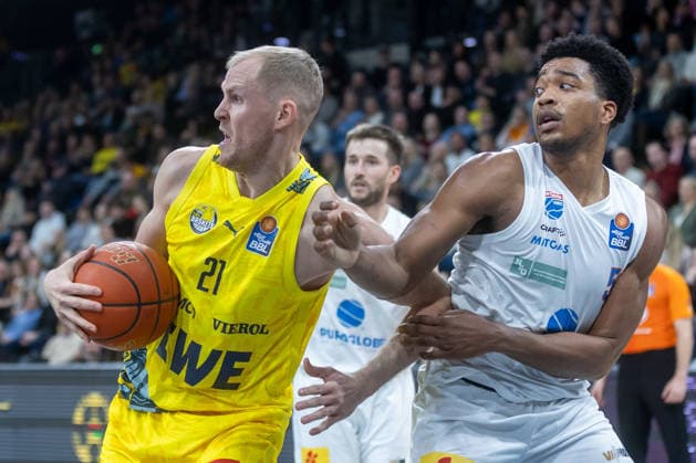 Oldenburg, Lower Saxony, DEU, 10 01 2026, Seth Hinrichs left, EWE Baskets Oldenburg and Marcus Foster right, Syntainics MBC EWE Baskets Oldenburg vs Syntainics MBC Basketball 1 Basketball Bundesliga Season 2025 2026, Matchday 15, Grosse EWE Arena EWE Baskets Oldenburg vs Syntainics MBC www.andreas-burmann.de
