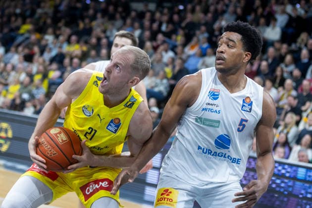 Oldenburg, Lower Saxony, DEU, 10 01 2026, Seth Hinrichs left, EWE Baskets Oldenburg and Marcus Foster right, Syntainics MBC EWE Baskets Oldenburg vs Syntainics MBC Basketball 1 Basketball Bundesliga Season 2025 2026, Matchday 15, Grosse EWE Arena EWE Baskets Oldenburg vs Syntainics MBC www.andreas-burmann.de