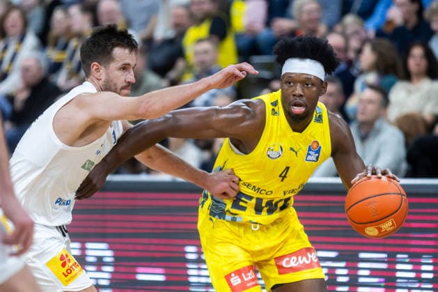 Oldenburg, Lower Saxony, DEU, 10 01 2026, Brian Fobbs right, EWE Baskets Oldenburg and Spencer Reaves left, Syntainics MBC EWE Baskets Oldenburg vs Syntainics MBC Basketball 1 Basketball Bundesliga Season 2025 2026, Matchday 15, Grosse EWE Arena EWE Baskets Oldenburg vs Syntainics MBC www.andreas-burmann.de
