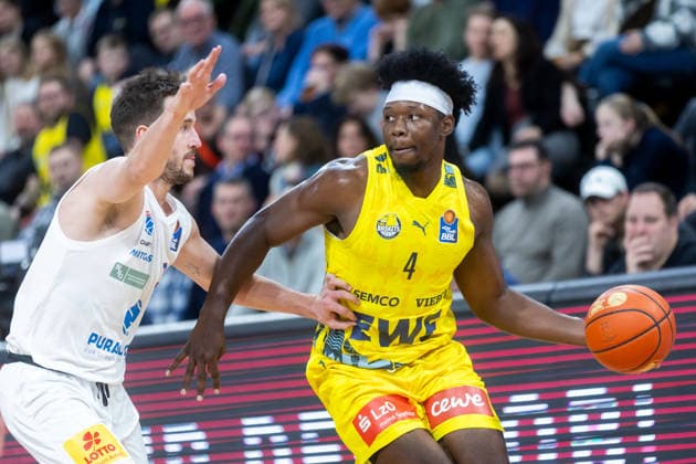 Oldenburg, Lower Saxony, DEU, 10 01 2026, Brian Fobbs right, EWE Baskets Oldenburg and Spencer Reaves left, Syntainics MBC EWE Baskets Oldenburg vs Syntainics MBC Basketball 1 Basketball Bundesliga Season 2025 2026, Matchday 15, Grosse EWE Arena EWE Baskets Oldenburg vs Syntainics MBC www.andreas-burmann.de
