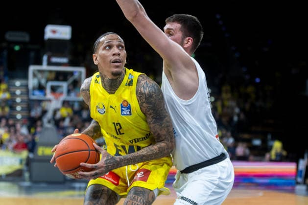 Oldenburg, Lower Saxony, DEU, 10 01 2026, Michale Kyser left, EWE Baskets Oldenburg and Kresimir Nikic right, Syntainics MBC EWE Baskets Oldenburg vs Syntainics MBC Basketball 1 Basketball Bundesliga Season 2025 2026, Matchday 15, Grosse EWE Arena EWE Baskets Oldenburg vs Syntainics MBC www.andreas-burmann.de