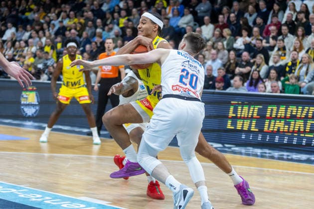 Oldenburg, Lower Saxony, DEU, 10 01 2026, Nicholas Tischler EWE Baskets Oldenburg and Perttu Blomgren right, Syntainics MBC EWE Baskets Oldenburg vs Syntainics MBC Basketball 1 Basketball Bundesliga Season 2025 2026, 15 Matchday, Grosse EWE Arena EWE Baskets Oldenburg vs Syntainics MBC www.andreas-burmann.de