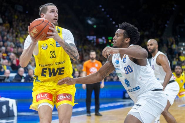 Oldenburg, Lower Saxony, DEU, 10 01 2026, Tomislav Zubcic left, EWE Baskets Oldenburg and Stephon Jelks right, Syntainics MBC EWE Baskets Oldenburg vs Syntainics MBC Basketball 1 Basketball Bundesliga Season 2025 2026, Matchday 15, Grosse EWE Arena EWE Baskets Oldenburg vs Syntainics MBC www.andreas-burmann.de