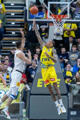 Oldenburg, Lower Saxony, DEU, 10 01 2026, Michale Kyser right, EWE Baskets Oldenburg and Jure Planinic left, Syntainics MBC EWE Baskets Oldenburg vs Syntainics MBC Basketball 1 Basketball Bundesliga Season 2025 2026, Matchday 15, Grosse EWE Arena EWE Baskets Oldenburg vs Syntainics MBC www.andreas-burmann.de