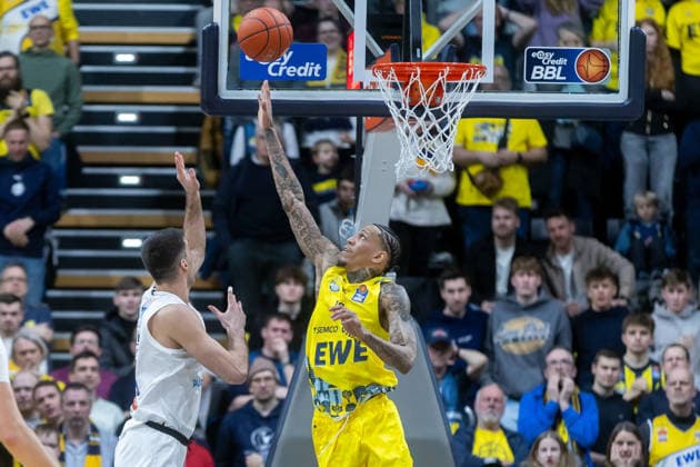 Oldenburg, Lower Saxony, DEU, 10 01 2026, Michale Kyser right, EWE Baskets Oldenburg and Jure Planinic left, Syntainics MBC EWE Baskets Oldenburg vs Syntainics MBC Basketball 1 Basketball Bundesliga Season 2025 2026, Matchday 15, Grosse EWE Arena EWE Baskets Oldenburg vs Syntainics MBC www.andreas-burmann.de