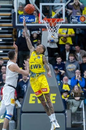 Oldenburg, Lower Saxony, DEU, 10 01 2026, Michale Kyser right, EWE Baskets Oldenburg and Jure Planinic left, Syntainics MBC EWE Baskets Oldenburg vs Syntainics MBC Basketball 1 Basketball Bundesliga Season 2025 2026, Matchday 15, Grosse EWE Arena EWE Baskets Oldenburg vs Syntainics MBC www.andreas-burmann.de
