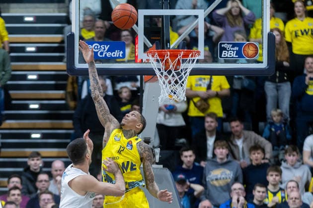 Oldenburg, Lower Saxony, DEU, 10 01 2026, Michale Kyser right, EWE Baskets Oldenburg and Jure Planinic left, Syntainics MBC EWE Baskets Oldenburg vs Syntainics MBC Basketball 1 Basketball Bundesliga Season 2025 2026, Matchday 15, Grosse EWE Arena EWE Baskets Oldenburg vs Syntainics MBC www.andreas-burmann.de
