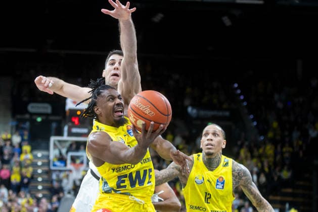 Oldenburg, Lower Saxony, DEU, 10 01 2026, Christopher Clemons center, EWE Baskets Oldenburg , Jure Planinic left, Syntainics MBC and Michale Kyser right, EWE Baskets Oldenburg EWE Baskets Oldenburg vs Syntainics MBC Basketball 1 Basketball Bundesliga Season 2025 2026, 15 Matchday, Grosse EWE Arena EWE Baskets Oldenburg vs Syntainics MBC www.andreas-burmann.de