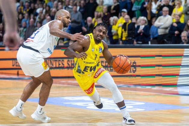 Oldenburg, Lower Saxony, DEU, 10 01 2026, Christopher Clemons right, EWE Baskets Oldenburg and Akeem Vargas left, Syntainics MBC EWE Baskets Oldenburg vs Syntainics MBC Basketball 1 Basketball Bundesliga Season 2025 2026, Matchday 15, Grosse EWE Arena EWE Baskets Oldenburg vs Syntainics MBC www.andreas-burmann.de