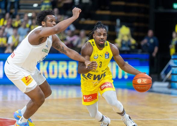 Oldenburg, Lower Saxony, DEU, 10 01 2026, Moritz Heck right, Syntainics MBC and Stephon Jelks left, Syntainics MBC EWE Baskets Oldenburg vs Syntainics MBC Basketball 1 Basketball Bundesliga Season 2025 2026, Matchday 15, Grosse EWE Arena EWE Baskets Oldenburg vs Syntainics MBC www.andreas-burmann.de