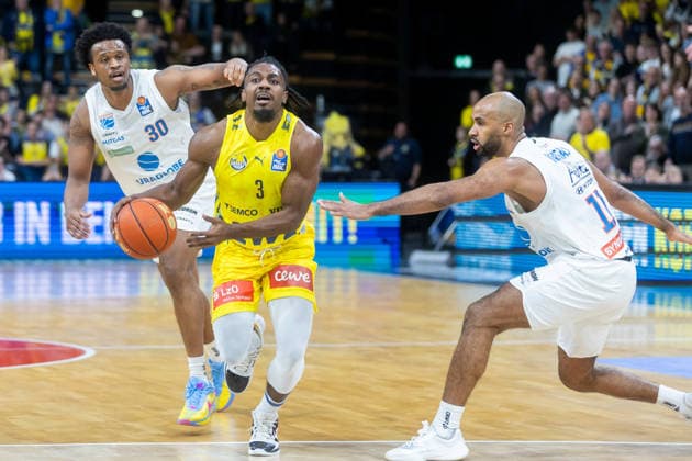 Oldenburg, Lower Saxony, DEU, 10 01 2026, Christopher Clemons center, EWE Baskets Oldenburg ,m Stephon Jelks left, Syntainics MBC and Akeem Vargas right, Syntainics MBC EWE Baskets Oldenburg vs Syntainics MBC Basketball 1 Basketball Bundesliga Season 2025 2026, Matchday 15, Grosse EWE Arena EWE Baskets Oldenburg vs Syntainics MBC www.andreas-burmann.de