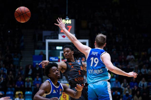 Nike Sibande Niners Chemnitz, 02 , Till Pape Skyliners Frankfurt, 19 GER, BBL, Skyliners Frankfurt vs Niners Chemnitz, SV Basketball, 1 Bundesliga, 15 Matchday, Season 2025 2026 10 01 2026 Eibner Pressefoto Attila Ziga GER, BBL, Skyliners Frankfurt vs Niners Chemnitz, SV Basketball, 1 Bundesliga, 15 Matchday, Season 2025 2026 10 01 2026 Frankfurt am Main Copyright: xEibner-Pressefotox EP_AZA