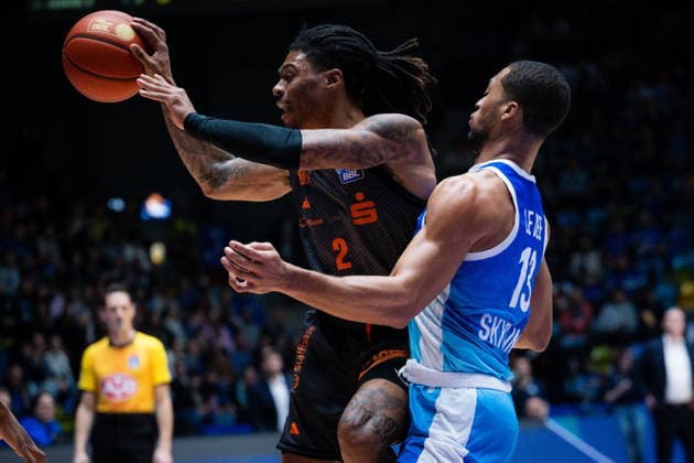 Nike Sibande Niners Chemnitz, 02 , LeDee Jaedon Niners Chemnitz, 13 GER, BBL, Skyliners Frankfurt vs Niners Chemnitz, SV Basketball, 1 Bundesliga, 15 Matchday, Season 2025 2026 10 01 2026 Eibner Pressefoto Attila Ziga GER, BBL, Skyliners Frankfurt vs Niners Chemnitz, SV Basketball, 1 Bundesliga, 15 Matchday, Season 2025 2026 10 01 2026 Frankfurt am Main Copyright: xEibner-Pressefotox EP_AZA
