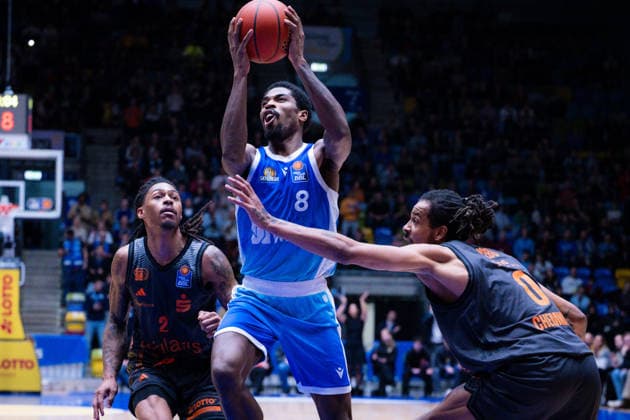 Nike Sibande Niners Chemnitz, 02 , William Christmas Skyliners Frankfurt, 08 GER, BBL, Skyliners Frankfurt vs Niners Chemnitz, SV Basketball, 1 Bundesliga, 15 Matchday, Season 2025 2026 10 01 2026 Eibner Pressefoto Attila Ziga GER, BBL, Skyliners Frankfurt vs Niners Chemnitz, SV Basketball, 1 Bundesliga, 15 Matchday, Season 2025 2026 10 01 2026 Frankfurt am Main Copyright: xEibner-Pressefotox EP_AZA