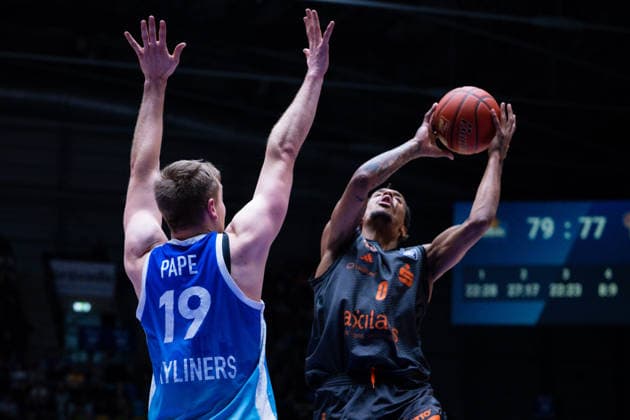 Till Pape Skyliners Frankfurt, 19 , Kevin Yebo Niners Chemnitz, 00 GER, BBL, Skyliners Frankfurt vs Niners Chemnitz, SV Basketball, 1 Bundesliga, 15 Matchday, Season 2025 2026 10 01 2026 Eibner Pressefoto Attila Ziga GER, BBL, Skyliners Frankfurt vs Niners Chemnitz, SV Basketball, 1 Bundesliga, 15 Matchday, Season 2025 2026 10 01 2026 Frankfurt am Main Copyright: xEibner-Pressefotox EP_AZA