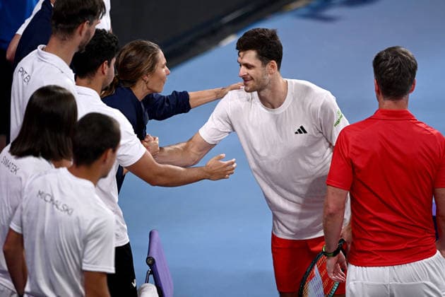 TENNIS UNITED CUP SYDNEY, Hubert Hurkacz of Poland (centre) celebrates with teammates after winning the singles match against Stan Wawrinka of Switzerland during the 2026 United Cup final between Poland and Switzerland at Ken Rosewall Arena in Sydney, Sunday, January 11, 2026. ( NO ARCHIVING, EDITORIAL USE ONLY SYDNEY NEW SOUTH WALES AUSTRALIA  Copyright: xDANxHIMBRECHTSx 20260111175825366140