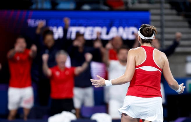 (260111) -- SYDNEY, Jan. 11, 2026 -- Belinda Bencic of Switzerland celebrates victory with team members after the women s singles match against Iga Swiatek of Poland at the 2026 United Cup tennis tournament final in Sydney, Australia, Jan. 11, 2026. ) (SP)AUSTRALIA-SYDNEY-TENNIS-UNITED CUP-FINAL-POL VS SUI MaxPing 