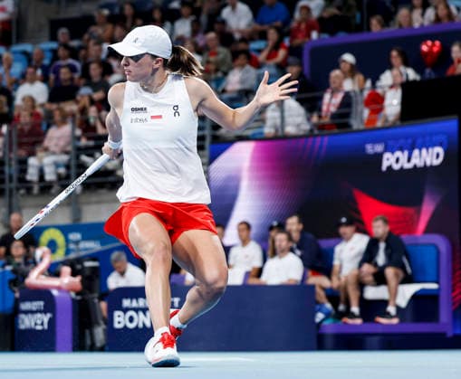 (260111) -- SYDNEY, Jan. 11, 2026 -- Iga Swiatek of Team Poland hits a return during the women s singles match against Belinda Bencic of Team Switzerland at the 2026 United Cup tennis tournament final in Sydney, Australia, Jan. 11, 2026. ) (SP)AUSTRALIA-SYDNEY-TENNIS-UNITED CUP-FINAL-POL VS SUI MaxPing 