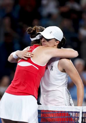 (260111) -- SYDNEY, Jan. 11, 2026 -- Iga Swiatek (R) of Team Poland hugs Belinda Bencic of Team Switzerland after their women s singles match at the 2026 United Cup tennis tournament final in Sydney, Australia, Jan. 11, 2026. ) (SP)AUSTRALIA-SYDNEY-TENNIS-UNITED CUP-FINAL-POL VS SUI MaxPing 