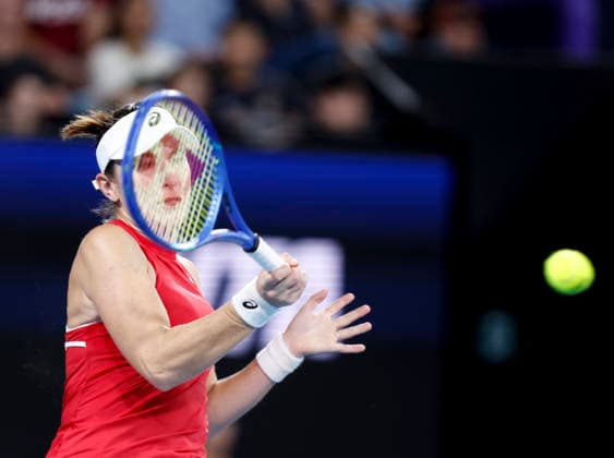 (260111) -- SYDNEY, Jan. 11, 2026 -- Belinda Bencic of Switzerland hits a return during the women s singles match against Iga Swiatek of Poland at the 2026 United Cup tennis tournament final in Sydney, Australia, Jan. 11, 2026. ) (SP)AUSTRALIA-SYDNEY-TENNIS-UNITED CUP-FINAL-POL VS SUI MaxPing 