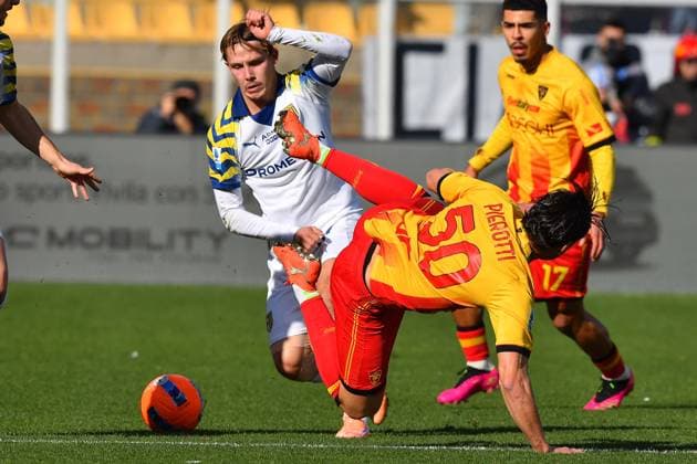 Lecce™s right wing Santiago Pierotti (50 US Lecce) and Parma s Left Winger Jacob Ondrejka (17 Parma Calcio 1913) in action during the Serie A Enilive soccer matchday 20 between US Lecce and Parma Calcio 1913 at the Via del Mare Stadium in Lecce, Italy, Sunday, January 11, 2026. (Credit Image: Giovanni Evangelista LaPresse)  Copyright: xGiovannixEvangelista LaPressex