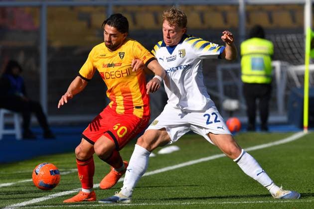 Lecce™s right wing Santiago Pierotti (50 US Lecce) and Parma s Central Midfielder Oliver Sorensen (22 Parma Calcio 1913) in action during the Serie A Enilive soccer matchday 20 between US Lecce and Parma Calcio 1913 at the Via del Mare Stadium in Lecce, Italy, Sunday, January 11, 2026. (Credit Image: Giovanni Evangelista LaPresse)  Copyright: xGiovannixEvangelista LaPressex