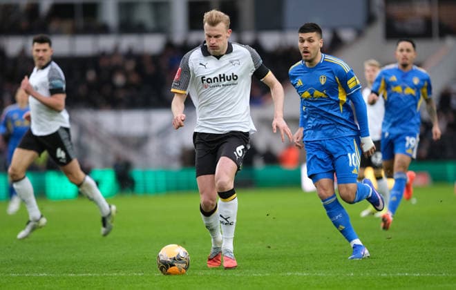 Sondre Langas of Derby County under pressure from Joel Piroe of Leeds United during the Emirates FA Cup third round football match between Derby County and Leeds United at Pride Park Stadium in Derby. Copyright: xPaulxBonser SportsxPressxPhotox Sportspressphoto_SPR80762
