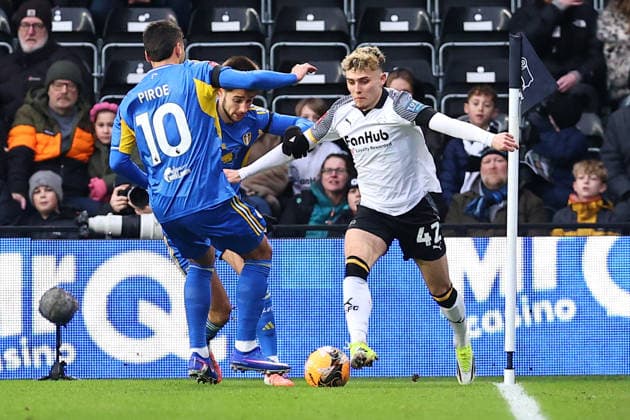Derby County v Leeds United, Emirates FA Cup Bobby Clark of Derby County defends possession from Joel Piroe of Leeds United during the Derby County v Leeds United Emirates FA Cup Third Round match at Pride Park Stadium, Derby, England on 11 January 2026 Credit: Ryan Crockett Every Second Media Editorial use only. All images are copyright Every Second Media Limited. No images may be reproduced without prior permission. All rights reserved. Premier League and Football League images are subject to licensing agreements with Football DataCo Limited. see https: www.football-dataco.com Copyright: xIMAGO EveryxSecondxMediax ESM-1751-0040 RyanxCrockettx xEveryxSecondxMediax