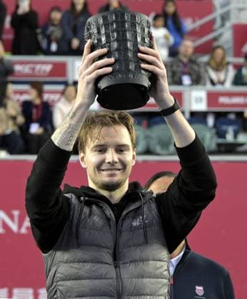 (260111) -- HONG KONG, Jan. 11, 2026 -- Alexander Bublik poses with the trophy during the awarding ceremony after the men s singles final between Alexander Bublik of Kazakhstan and Lorenzo Musetti of Italy at the ATP, Tennis Herren Hong Kong Open tennis tournament in Hong Kong, China, Jan. 11, 2026. ) (SP)CHINA-HONG KONG-TENNIS-ATP HONG KONG OPEN (CN) LoxPingxFai 