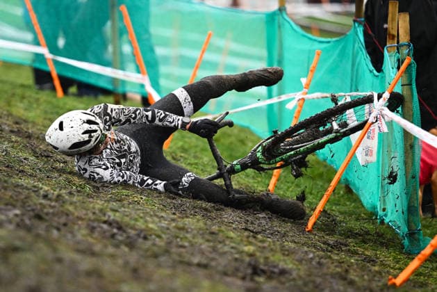 2026 Lloyds National Cyclo-cross Championships Picture by Olly Hassell SWpix.com SWpix.com - 11 01 2026 - Cycling - 2026 Lloyds National Cyclo-Cross Championships - Gypsies Green, South Shields, England - Elite Female - Zoe Roche (Santini Cycling) Crash Copyright: x xSWpix.comx(t axPhotographyxHubxLtd)xOllyxHassell SWpix.comx SWP-3159-0333