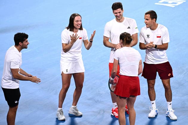 TENNIS UNITED CUP SYDNEY, Iga Swiatek and Hubert Hurkacz of Team Poland celebrate Katarzyna Kawa and Jan Zielinski winning the mixed doubles final match against Belinda Bencic and Jakub Paul of Switzerland in the 2026 United Cup final between Poland and Switzerland at Ken Rosewall Arena in Sydney, Sunday, January 11, 2026. ( NO ARCHIVING, EDITORIAL USE ONLY SYDNEY NEW SOUTH WALES AUSTRALIA  Copyright: xDANxHIMBRECHTSx 20260112117449768191