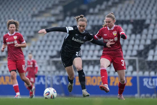 Lisa Kolb SC Freiburg, 22 in duel with Joy Castor VfB Stuttgart Women, 30 , Germany, Soccer, GooglePixel Women Bundesliga, Test match, 2025 2026, SC Freiburg vs VfB Stuttgart, 11 01 2026, Dreisamstadion, Freiburg, Germany DFB REGULATIONS PROHIBIT ANY USE OF PHOTOGRAPHS AS IMAGE SEQUENCES AND OR QUASI VIDEO Freiburg Dreisamstadion Baden Wuerttemberg Germany Copyright: xArnexAmbergx