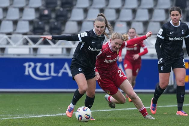 Alena Bienz SC Freiburg, 08 in duel with Linette Hofmann VfB Stuttgart Women, 02 , Germany, Soccer, GooglePixel Women Bundesliga, Test match, 2025 2026, SC Freiburg vs VfB Stuttgart, 11 01 2026, Dreisamstadion, Freiburg, Germany DFB REGULATIONS PROHIBIT ANY USE OF PHOTOGRAPHS AS IMAGE SEQUENCES AND OR QUASI VIDEO Freiburg Dreisamstadion Baden Wuerttemberg Germany Copyright: xArnexAmbergx