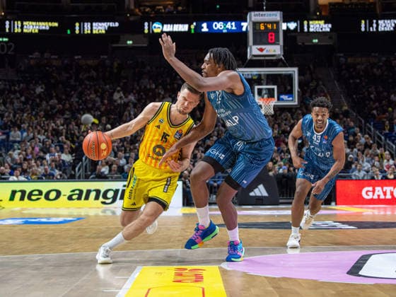 Basketball, Men, Season 2025 2026, easyCredit BBL 15 Matchday , Alba Berlin MLP Academics Heidelberg, v l Martin Hermannsson Alba , Osun Osunniyi Heidelberg , Eric Reed II Heidelberg , 11 01 2026, Copyright: xSebastianxRäppold MatthiasxKochx