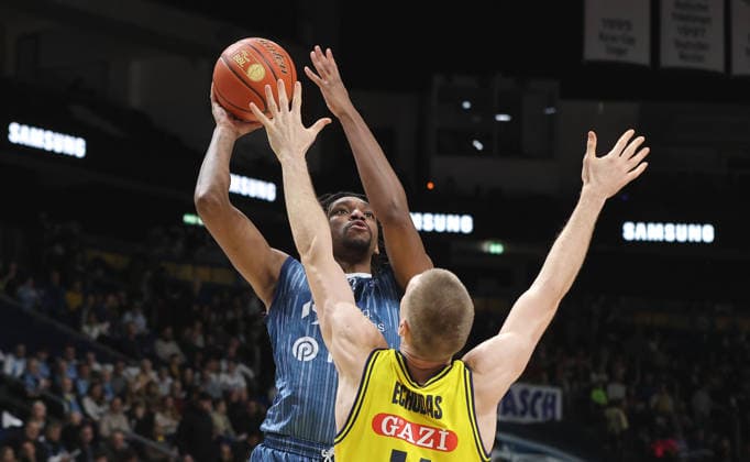 Osun Osunniyi on the ball, Martynas Echodas duel Game scene Action Sport Basketball BBL Bundesliga Men 15 Matchday Season 2025 2026 11 01 2026 ALBA Berlin vs MLP Academics Heidelberg
