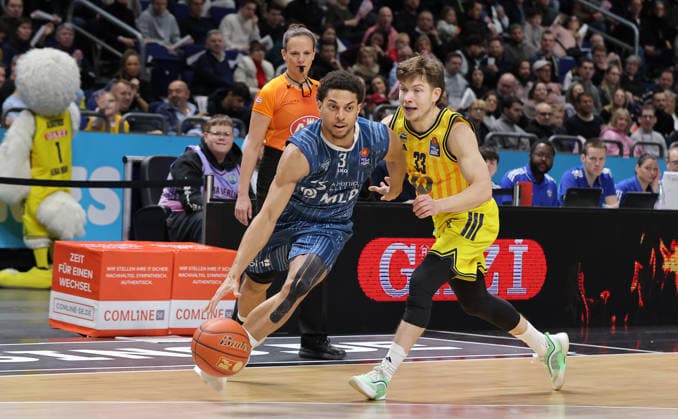Kevin McClain on the ball, Bennet Hundt duel Game scene Action Sport Basketball BBL Bundesliga Men 15 Matchday Season 2025 2026 11 01 2026 ALBA Berlin vs MLP Academics Heidelberg