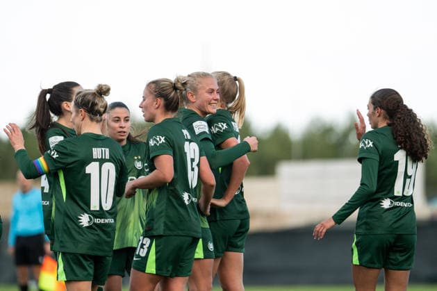 Svenja Huth VfL Wolfsburg, 10 , Luca Papp VfL Wolfsburg, 13 , Guro Bergsvand VfL Wolfsburg, 20 , Kessya Bussy VfL Wolfsburg, 19 celebrate the goal for 1 0, MLT, VfL Wolfsburg vs PSV Eindhoven, Soccer womens test match, training camp, season 2025 2026, 11 01 2026 MLT, VfL Wolfsburg vs PSV Eindhoven, Soccer womens test match, training camp, season 2025 2026, 11 01 2026 Attard Copyright: xEibner-Pressefoto Memmlerx EP_MMR