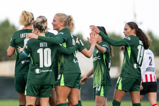 Svenja Huth VfL Wolfsburg, 10 , Guro Bergsvand VfL Wolfsburg, 20 , Kessya Bussy VfL Wolfsburg, 19 and team celebrate the goal for 1 0, MLT, VfL Wolfsburg vs PSV Eindhoven, womens soccer test match, training camp, 2025 2026 season, 11 01 2026 MLT, VfL Wolfsburg vs PSV Eindhoven, womens soccer test match, training camp, 2025 2026 season, 11 01 2026 Attard Copyright: xEibner-Pressefoto Memmlerx EP_MMR