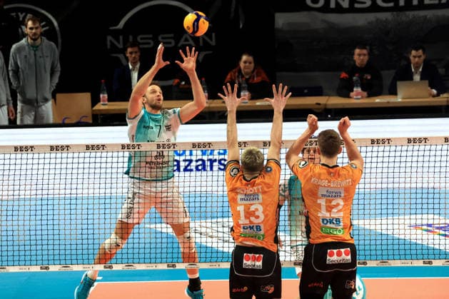 DEU, DVV, 1 VBL, BR Volleys vs SWD powevolleys Dueren, 11 01 2026, Max Schmeling Halle, Berlin, DEU, DVV, 1 VBL, BR Volleys vs SWD powevolleys Dueren, in the picture Ruben Schott BR Volleys 13 , Florian Krage Brewitz BR Volleys 12 , Jordan Canham Dueren 7 nordphotoxGmbHx xEngler nph00076