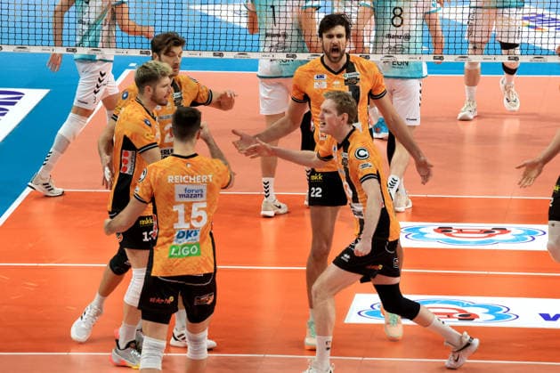DEU, DVV, 1 VBL, BR Volleys vs SWD powevolleys Dueren, 11 01 2026, Max Schmeling Halle, Berlin, DEU, DVV, 1 VBL, BR Volleys vs SWD powevolleys Dueren, in the picture BR Volleys players circle nordphotoxGmbHx xEngler nph00076