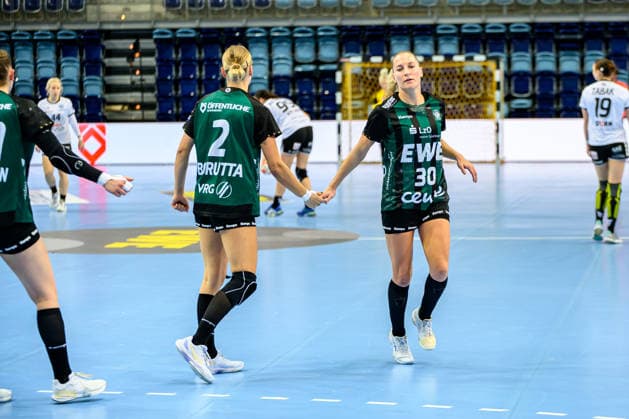 Handball Women EHF European League EL Women Group Phase Season 2025 2026 VfL Oldenburg vs HC Lokomotiva Zagreb 10 01 2026 Borutta, Lisa 2, VfL Oldenburg and Behrend, Jenny 30, VfL Oldenburg high-five each other