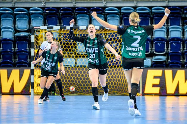 Handball Women EHF European League EL Women Group Phase Season 2025 2026 VfL Oldenburg vs HC Lokomotiva Zagreb 10 01 2026 Cheers, joy, emotions after a goal, f l Behrend, Jenny 30, VfL Oldenburg , Pfundstein, Ariane 20, VfL Oldenburg , Borutta, Lisa 2, VfL Oldenburg