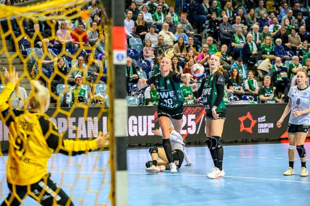 Handball Women EHF European League EL Women Group Phase Season 2025 2026 VfL Oldenburg vs HC Lokomotiva Zagreb 10 01 2026 Behrend, Jenny 30, VfL Oldenburg throwing, jumping