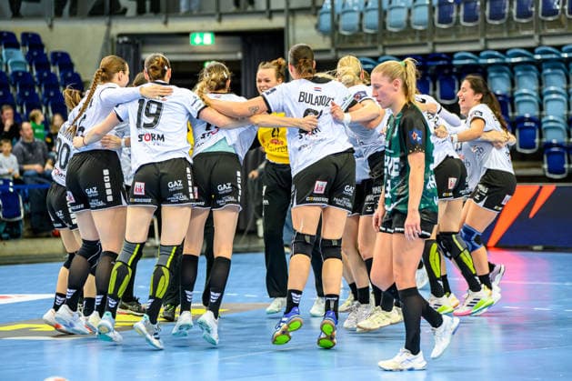 Handball Women EHF European League EL Women Group Phase Season 2025 2026 VfL Oldenburg vs HC Lokomotiva Zagreb 10 01 2026 Emotions, jubilation, joy about the victory, the team of HC Lokomotiva Zagreb, in the foreground a dejected Behrend, Jenny 30, VfL Oldenburg